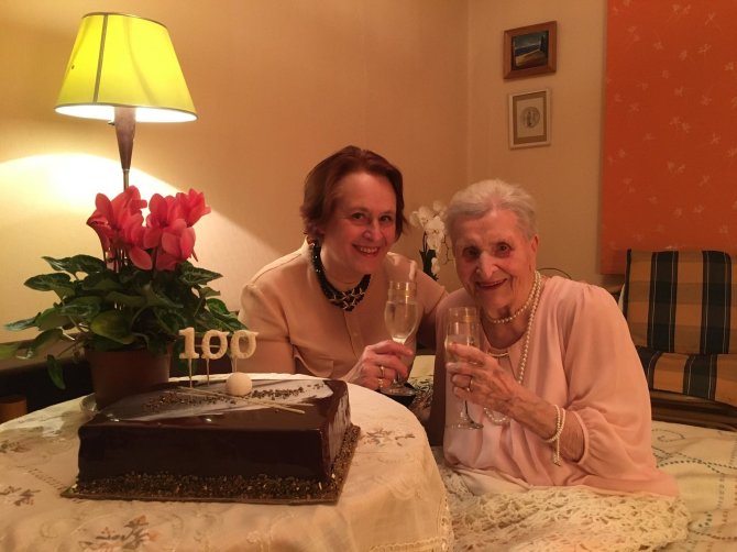 Asmeninio archyvo nuotr./Violeta Podolskaitė su mama Ona per jos 100 gimtadienį