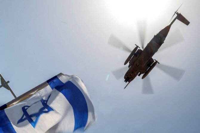 Izraelio vėliava ir sraigtasparnis / JACK GUEZ / AFP