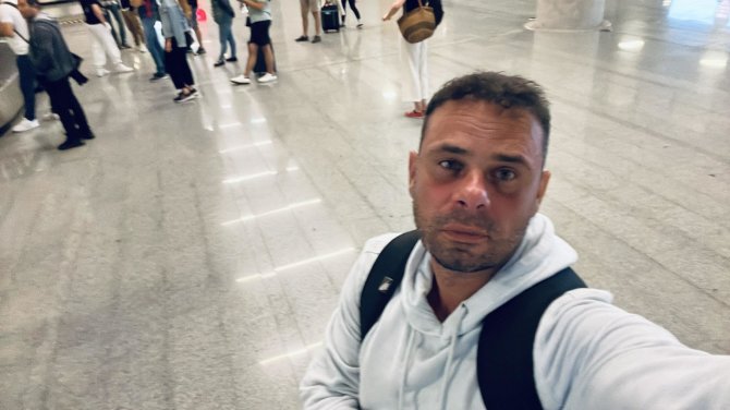 Asmeninė nuotr./Kun. Vaidas Vaišvilas Tel Avivo oro uoste prieš skrydį į Stambulą