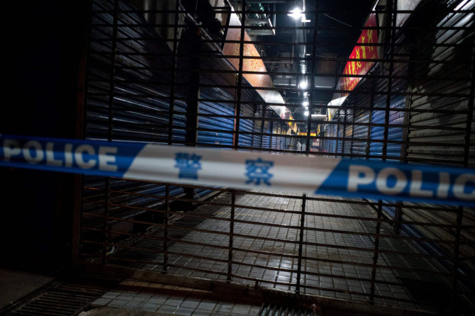 AFP/„Scanpix“ nuotr./Uždarytas turgus, iš kurio, kaip manoma, prasidėjo infekcijos plitimas