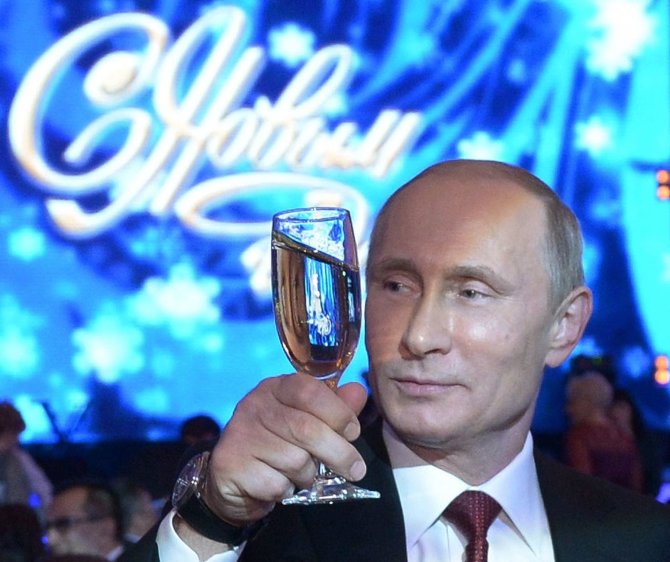 „Scanpix“/AP nuotr./Vladimiras Putinas kelia šampano taurę