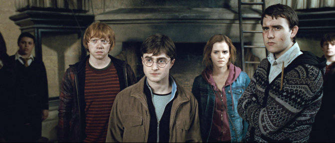 Vida Press nuotr./Rupertas Grintas, Emma Watson, Danielis Radcliffe'as ir Matthew Lewisas filme „Haris Poteris ir Mirties relikvijos. 2 dalis“ (2011 m.)