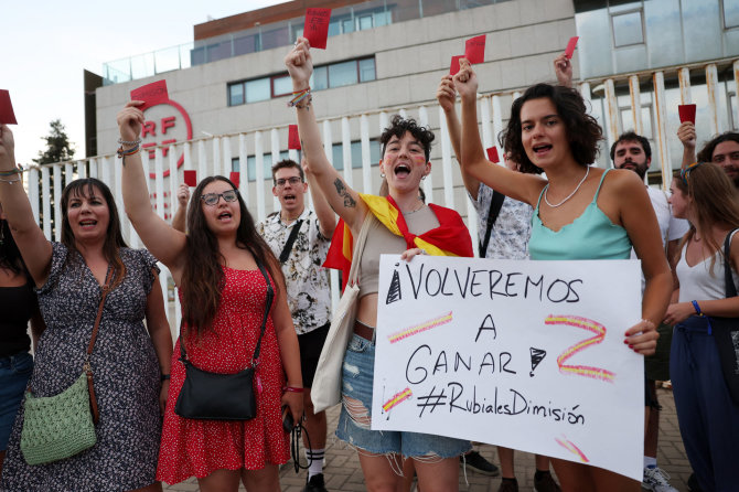 „Reuters“/„Scanpix“ nuotr./Feminisčių protestas prieš Luisą Rubialesą