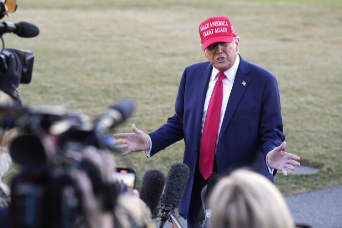 D. Trumpas su agitacine kepuraite / Jacquelyn Martin / AP
