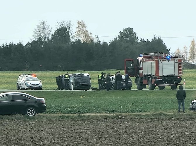 15min skaitytojo nuotr./Per eismo įvykį Klaipėdos rajone, netoli Kretingalės, susidūrė du lengvieji automobiliai. 