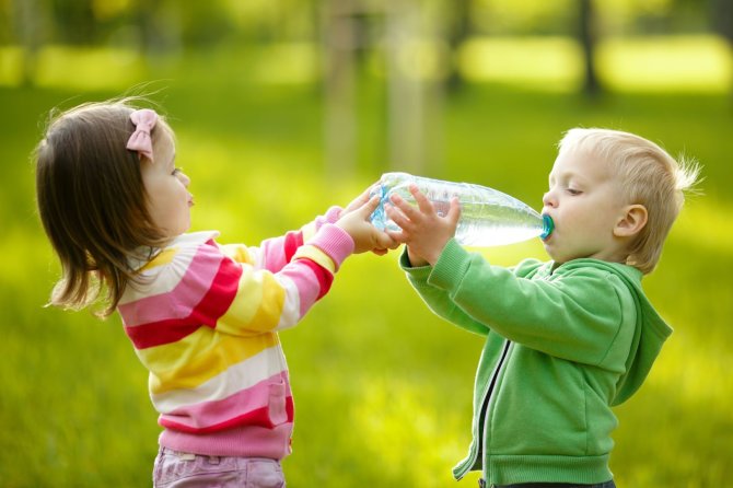 123RF.com nuotr./Vaikai geria mineralinį vandenį 