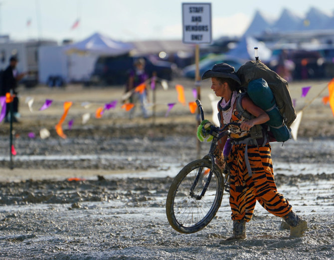 „Reuters“/„Scanpix“ nuotr./„Burning Man“ dalyviai po liūties įstrigo dykumoje