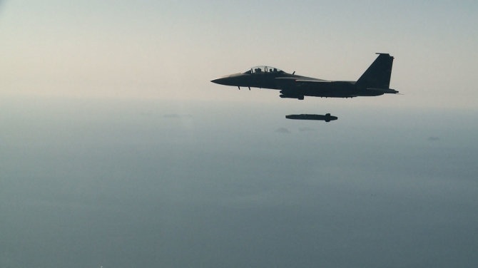 AFP/„Scanpix“ nuotr./Naikintuvas F-15 leidžia raketą „Taurus“