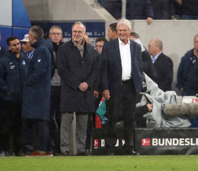 „Scanpix“ nuotr./„Bayern“ sirgaliai svečių stadione iškėlė Dietmarą Hoppą įžeidžiantį plakatą.