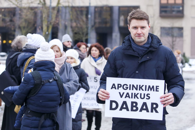 Irmanto Gelūno / 15min nuotr./Mitingas  dėl greitesnių pokyčių vaikų apsaugos nuo smurto srityje