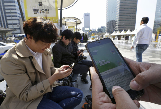 „Scanpix“/AP nuotr./Pietų Korėjoje populiariausia greitųjų pranešimų programėlė – „Kakao Talk“