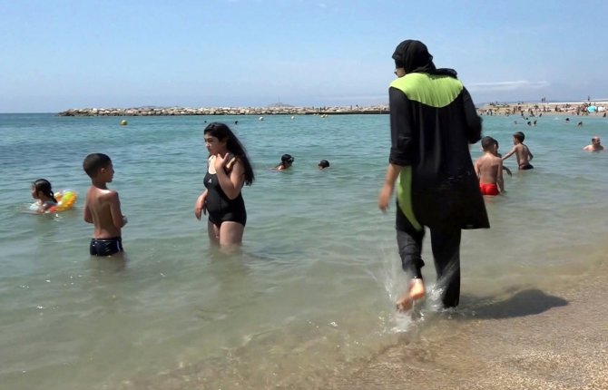 „Scanpix“/AP nuotr./Musulmonių maudymosi kostiumėlis – burkini