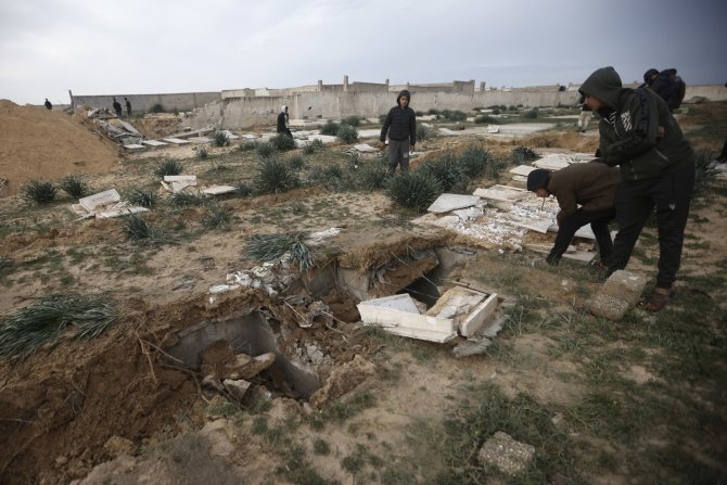 „Scanpix“/AP nuotr./Palestiniečiai apžiūri iškasinėtus kapus Gazos Ruože.