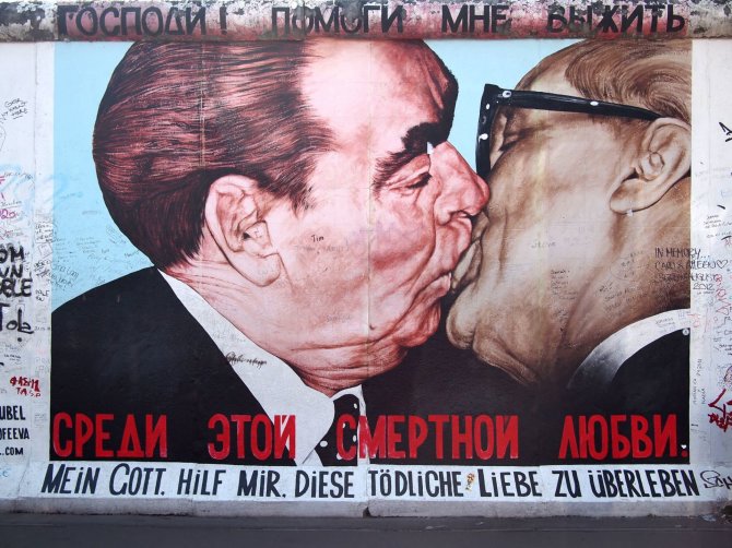 123RF.com/Ant Berlyno sienos esantis gatvės meno piešinys, kuriame bučiuojasi Leonidas Brežnevas ir Erichas Honeckeris