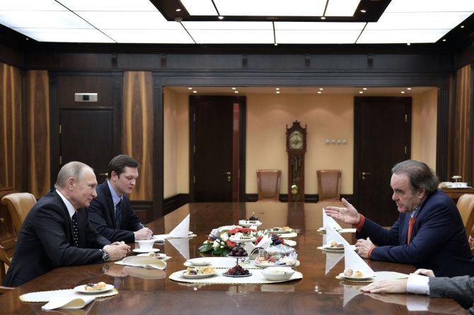 AFP/„Scanpix“ nuotr./Rusijos prezidentas Vladimiras Putinas Kremliuje priėmė JAV kino kūrėją Oliverį Stone'ą