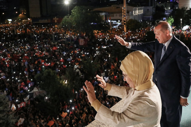 AFP/„Scanpix“ nuotr./R.T.Erdoganas švenčia pergalę prezidento rinkimuose