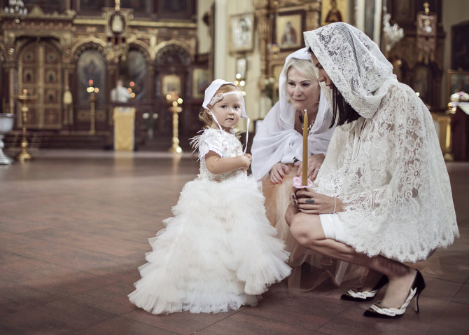 Razauskai Photography nuotr./Viktorijos Siegel ir Danieliaus Bunkaus dukters Nicole krikštynų akimirka