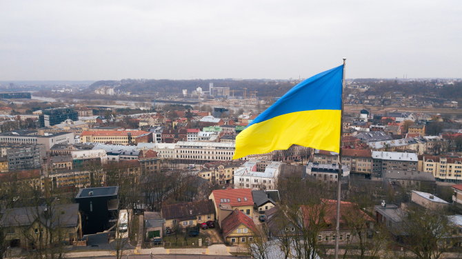 Manto Zinkevičiaus nuotr./Ant Pelėdų kalno iškelta Ukrainos vėliava