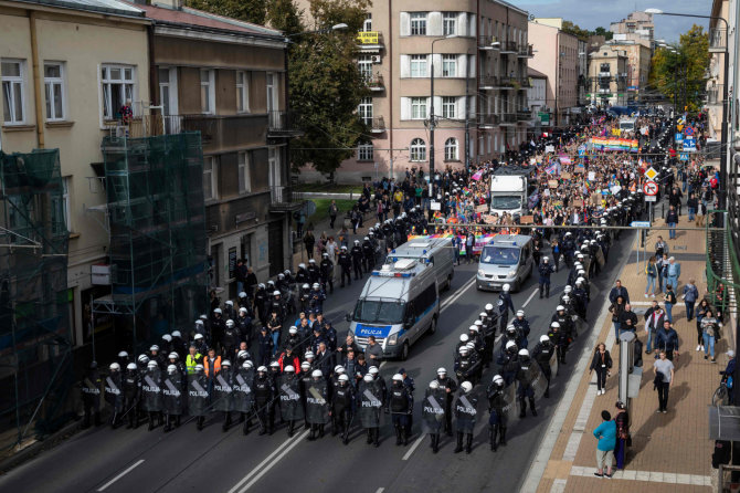 AFP/„Scanpix“ nuotr./Policijos saugomos gėjų eitynės Liubline