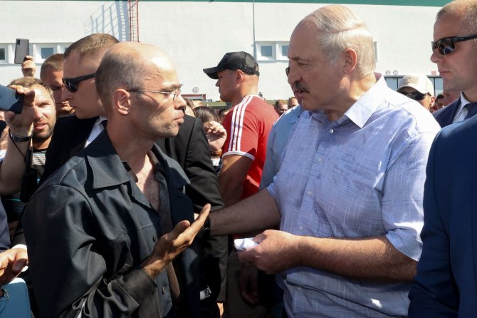 AFP/„Scanpix“ nuotr./A.Lukašenka ir gamyklos darbininkas