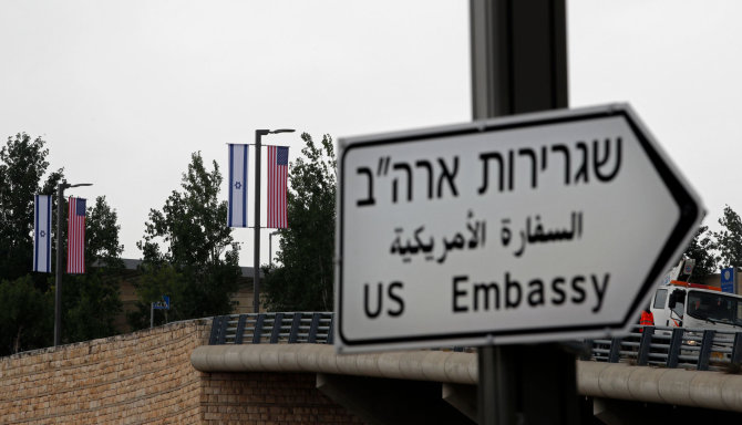AFP/„Scanpix“ nuotr./Jeruzalės gatvėse atsirado ženklų, rodančių kelią į JAV ambasadą