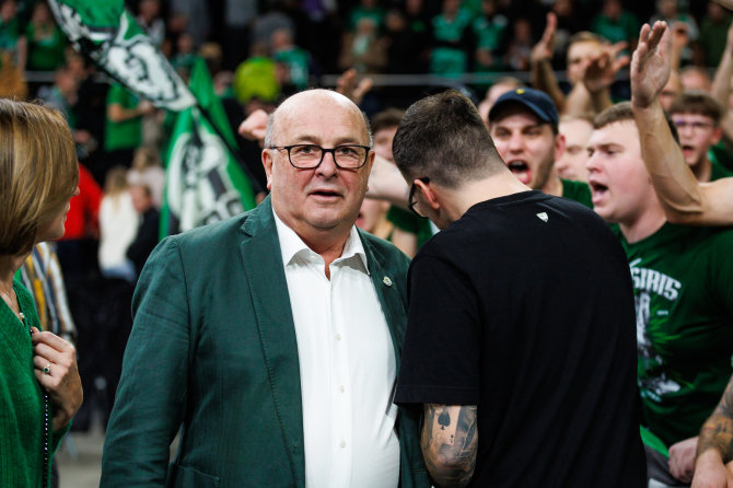 Elvio Žaldario nuotr./Dėl verslo Rusijoje Kauno meras Visvaldas Matijošaitis užsitraukė Kauno „Žalgirio“ sirgalių grupės „Green White Boys“ nemalonę.