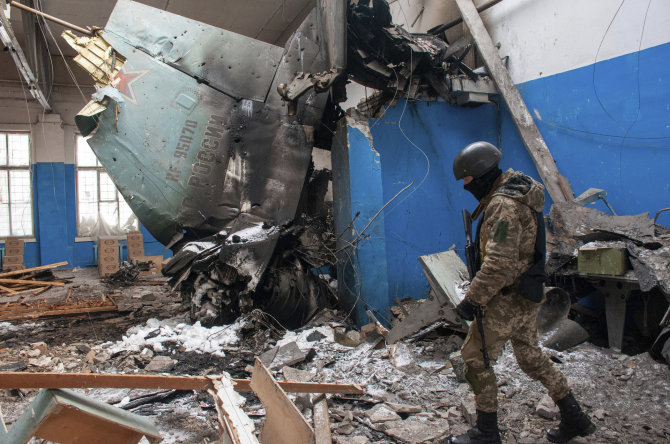 „Scanpix“/AP nuotr./Ukrainos kariai apžiūri numuštą Rusijos lėktuvą