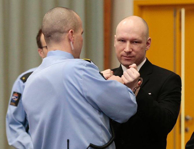 AFP/„Scanpix“ nuotr./Norvegijoje į teismo posėdį atvykęs ekstremistas Breivikas pademonstravo nacių pasisveikinimą