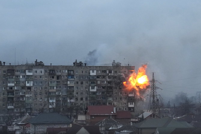 Evgeniy Maloletka nuotr./Rusijos atakuojamo Mariupolio siaubas iš arti