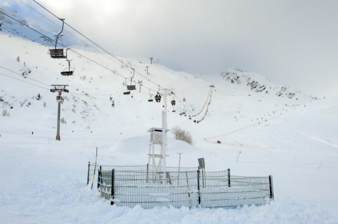 AFP/„Scanpix“ nuotr./Keltuvai netoli slidinėjimo ir alpinizmo kurorto Šamoni.