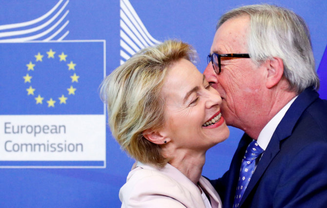 „Reuters“/„Scanpix“ nuotr./Ursula von der Leyen ir Jeanas-Claude'as Junckeris