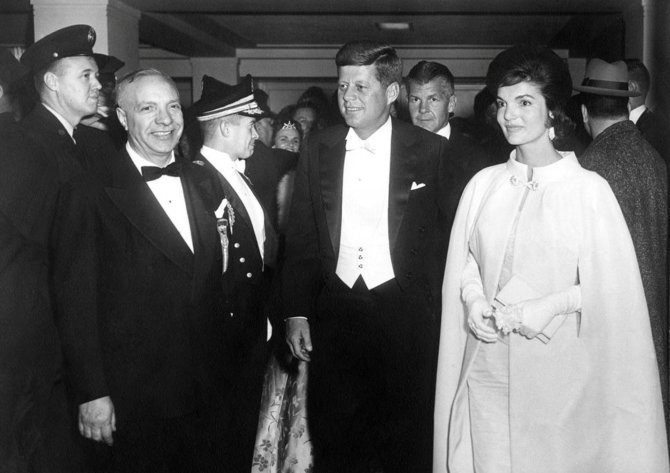 „Reuters“/„Scanpix“ nuotr./Johnas F. Kennedy su žmona atvyksta į inauguracijos puotą 1961 m.