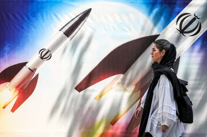 AFP/„Scanpix“ nuotr./Plakatas su Irano raketomis