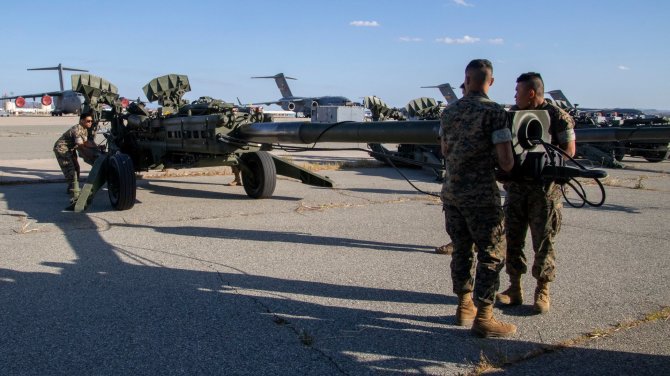 JAV Gynybos departamento nuotr./JAV kariai ruošia ginkluotės ir amunicijos siuntą į Ukrainą