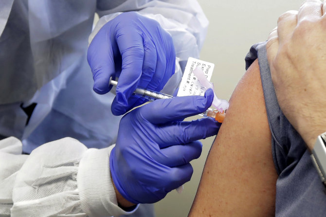 „Scanpix“/AP nuotr./Bandomosios "Moderna" vakcinos injekcija pacientui