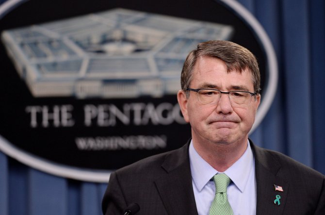 „Reuters“/„Scanpix“ nuotr./Pentagono vadovas Ashtonas Carteris