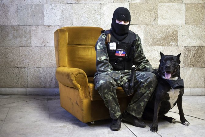 „Reuters“/„Scanpix“ nuotr./Prorusiškas separatistas Donecko vyriausybės pastate