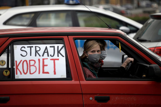 „Reuters“/„Scanpix“ nuotr./Moterų protestas prieš abortų draudimą Lenkijoje