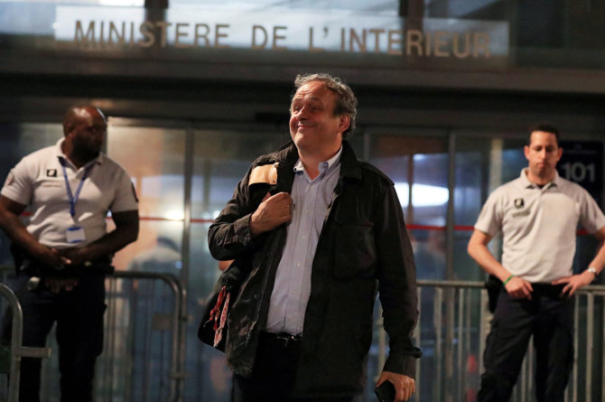 „Reuters“/„Scanpix“ nuotr./Michelis Platini paleistas iš areštinės Prancūzijoje.