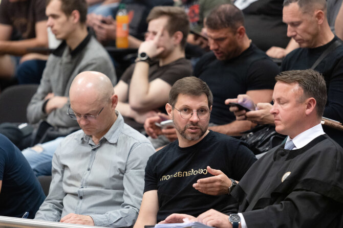 Lukas Balandis / BNS nuotr./Antanas Kandrotas (viduryje) riaušių bylos nagrinėjime.