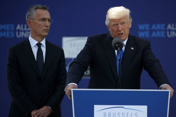 „Scanpix“/AP nuotr./Jensas Stoltenbergas ir Donaldas Trumpas