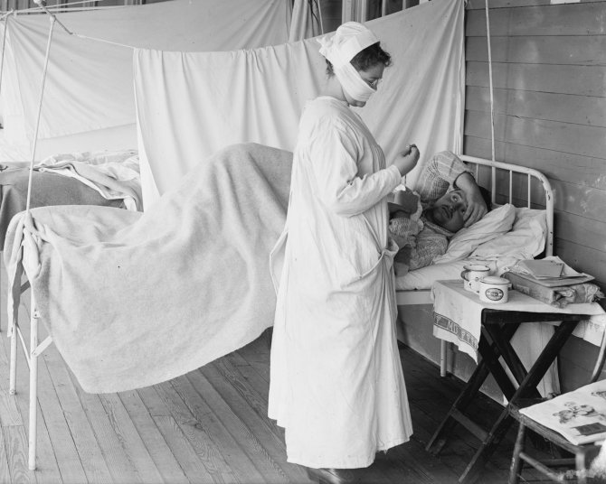 JAV nacionalinės bibliotekos nuotr./ Wikipedia org./„Ispaniškasis gripas“ Lietuvoje pasirodė jau 1918 m. vasarą. Naujuoju gripu sergantis ligonis JAV, Vašingtone, 1918 m.