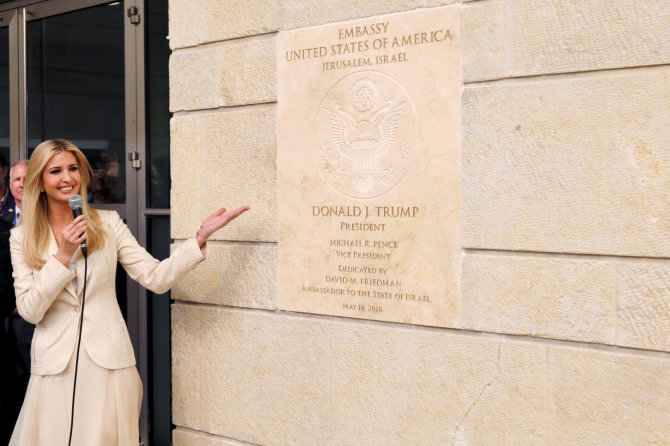 „Reuters“/„Scanpix“ nuotr./Ivanka Trump prie JAV ambasados Jeruzalėje