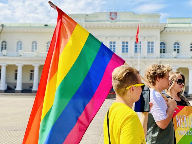 Valdo Kopūsto / 15min nuotr./LGBT bendruomenės simbolinė prezidento padrąsinimo akcija – piketas