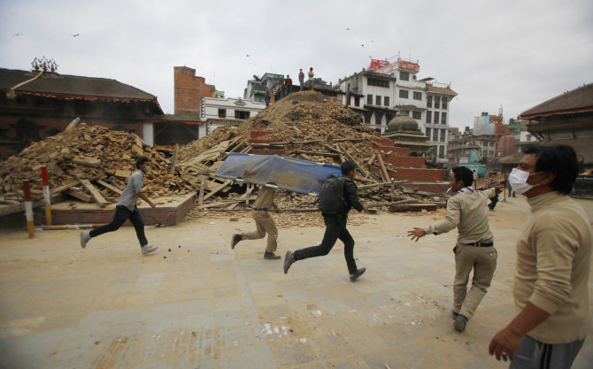 „Scanpix“/AP nuotr./Nepalas po stipraus žemės drebėjimo