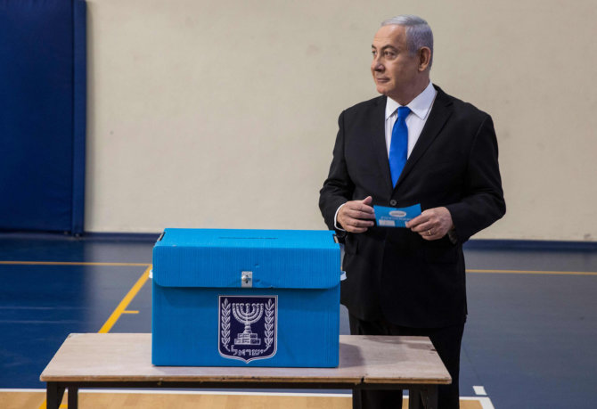 AFP/„Scanpix“ nuotr./Benjaminas Netanyahu balsuoja rinkimuose