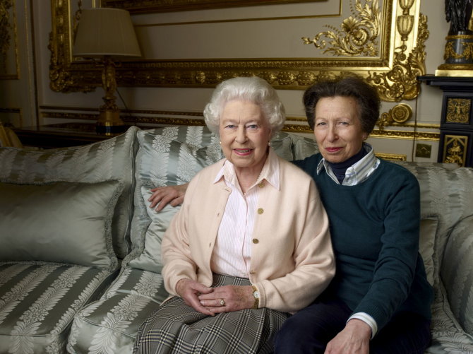 „Reuters“/„Scanpix“ nuotr./Karalienė Elizabeth II su dukra princese Anne