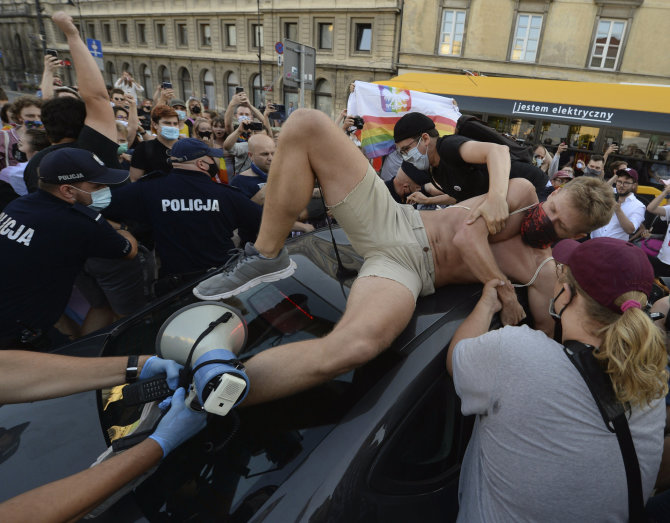 „Scanpix“/AP nuotr./LGBT aktyvistų ir policijos priešprieša Lenkijoje