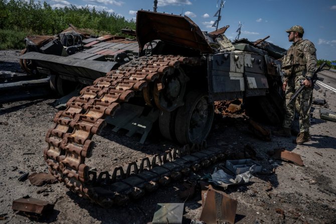 „Reuters“/„Scanpix“/Sunaikintas rusų tankas prie Robotynės