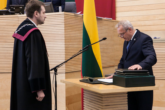 Seimo kanceliarijos nuotr. (aut. Džoja Gunda Barysaitė)/Prisiekė naujas Seimo narys „valstietis“ Antanas Baura